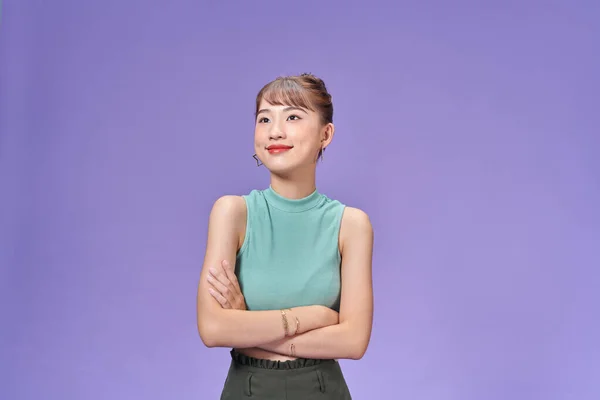 Confiado Elegante Mujer Asiática Cruz Brazos Pie Sobre Púrpura Fondo —  Fotos de Stock