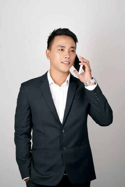 Schöner Asiatischer Geschäftsmann Spricht Handy Isoliert Auf Weißem Studiohintergrund — Stockfoto