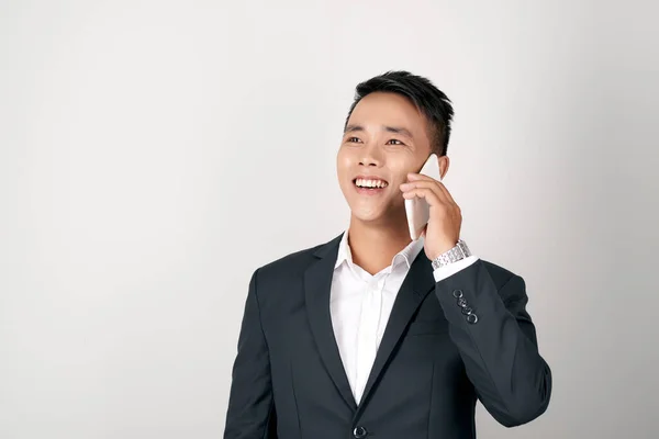 Jonge Aziatische Zakenman Dragen Moderne Pak Praten Mobiele Telefoon Wit — Stockfoto