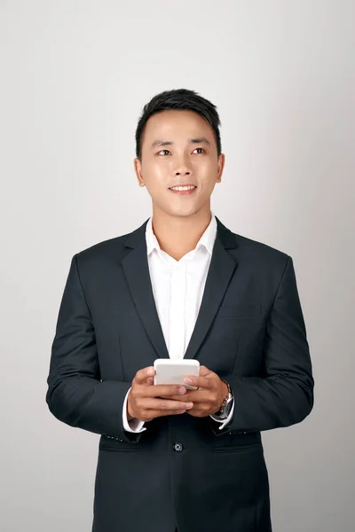 Joven Sonriente Guapo Asiático Hombre Traje Formal Usando Teléfono Móvil — Foto de Stock