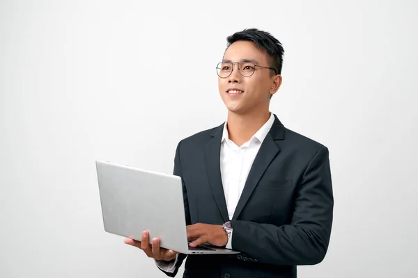 Улыбающийся Молодой Человек Черном Костюме Очках Держащий Открытый Ноутбук — стоковое фото
