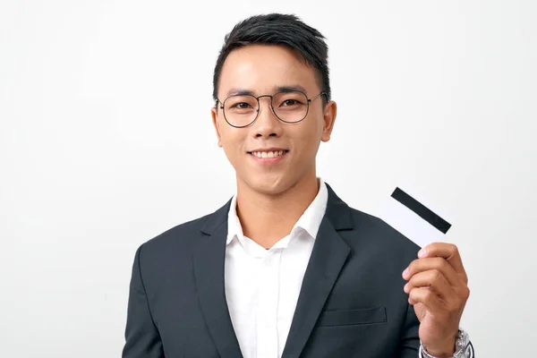Retrato Jovem Empresário Feliz Segurando Cartão Crédito Isolado Sobre Fundo — Fotografia de Stock
