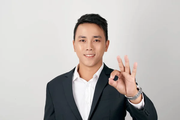 Jonge Aziatische Zakenman Toont Teken Geïsoleerd Wit — Stockfoto