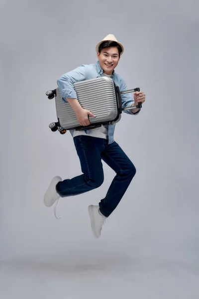 Usmívající Mladý Pohledný Asijské Turista Muž Zavazadla Jumping — Stock fotografie