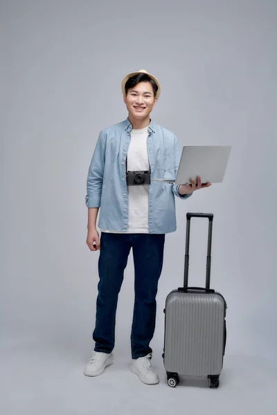 Young Guy Standing Luggage Suitcase Laptop Concentrated Smiling Joyful — Stock Photo, Image