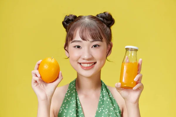 Blisko Uśmiechnięta Kobieta Sokiem Pomarańczowym Żółtym Tle — Zdjęcie stockowe