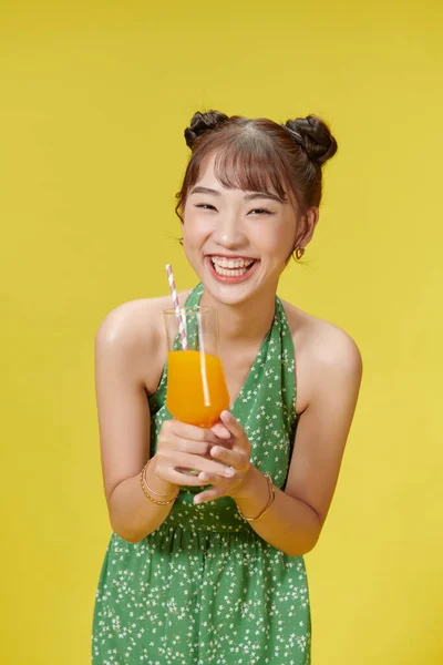迷人的女孩在享用她最喜欢的果汁 — 图库照片