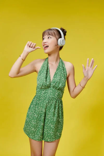 Fiatal Csinos Ázsiai Visel Fejhallgató Hallgat Zenét Sárga Alapon — Stock Fotó