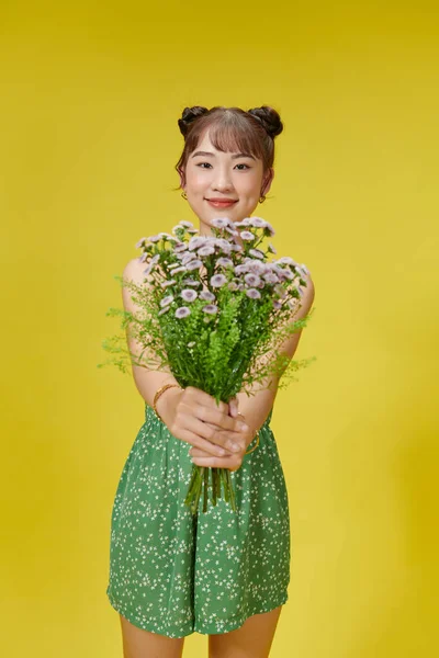 Boldog Pöttyös Ruhában Virágokkal Kezében — Stock Fotó