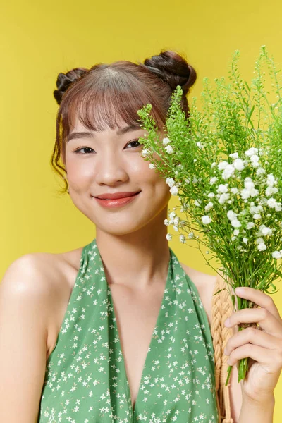 Glückliche Frau Tupfen Outfit Lacht Und Hält Blumen Der Hand — Stockfoto