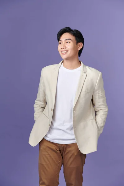 Uśmiechnięty Młody Azjatycki Biznesmen Beżowym Garniturze Izolowany Fioletowym Tle — Zdjęcie stockowe