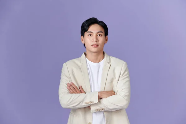 Usmívající Mladý Asijský Podnikatel Béžovém Obleku Izolované Fialovém Pozadí — Stock fotografie