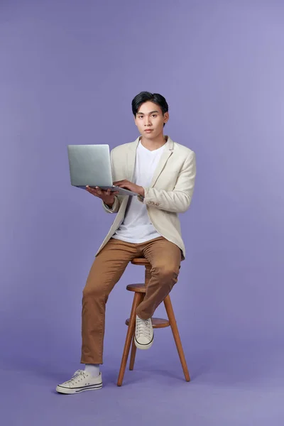 Genç Asyalı Adamı Dizüstü Bilgisayar Kullanıyor — Stok fotoğraf
