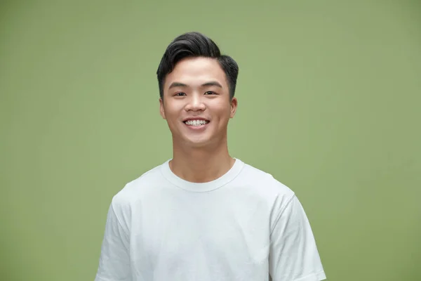 Nahaufnahme Porträt Eines Jungen Hübschen Asiatischen Mannes Der Fröhlich Lächelt — Stockfoto