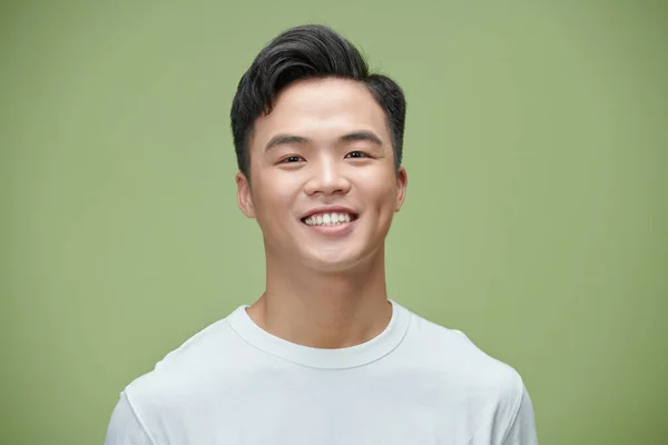 Joven Guapo Sonriente Asiático Hombre Cara Estudio Fondo — Foto de Stock