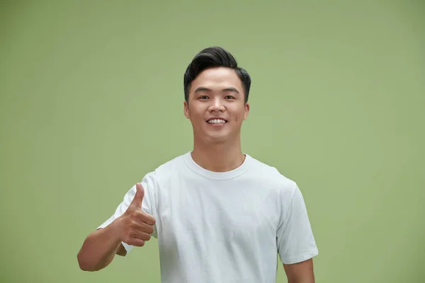 Привлекательный Мужчина Показывает Большой Палец Камеру Счастливой Улыбкой Изолированы Зеленом — стоковое фото