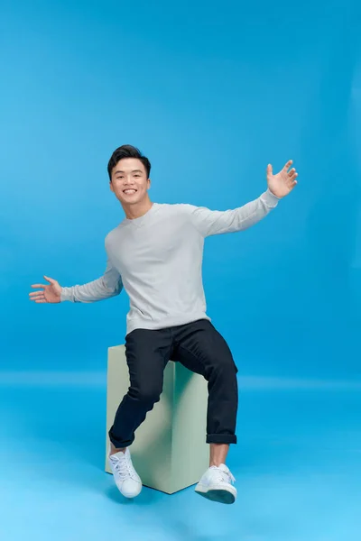 Pozitif Adamın Tam Vücut Fotoğrafı Geometrik Küp Platformunda Oturmuş Reklam — Stok fotoğraf
