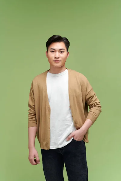 Asyalı Genç Bir Adamın Yeşil Arka Planda Duran Tam Boy — Stok fotoğraf