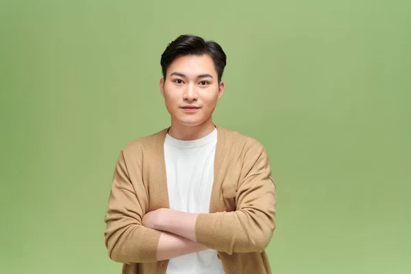 Asyalı Genç Yakışıklı Adam Yeşil Arka Planda — Stok fotoğraf
