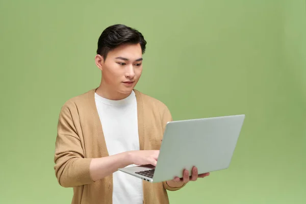 Азиатский Человек Держит Ноутбук — стоковое фото