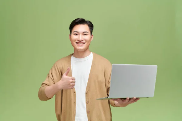 Młody Człowiek Trzymać Notebooka Komputera Kciuk Górę — Zdjęcie stockowe