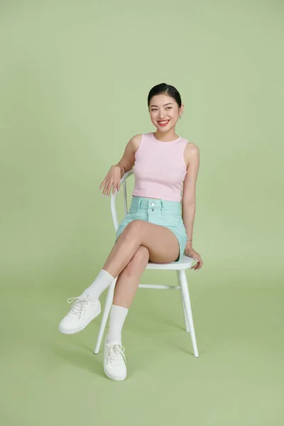 Menina Asiática Atraente Sentado Cadeira Moderna Branca Relaxar Casa — Fotografia de Stock