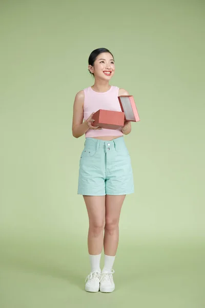 Retrato Uma Menina Sorridente Feliz Abrindo Uma Caixa Presente Isolada — Fotografia de Stock