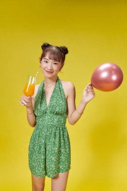 Portakal suyundan hoşlanan çekici bir bayan.