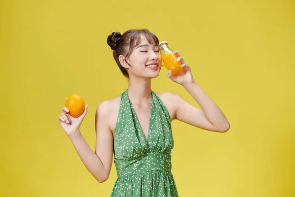 Portret Młodej Kobiety Trzymającej Pomarańczę Szklankę Świeżego Soku Pomarańczowego — Zdjęcie stockowe