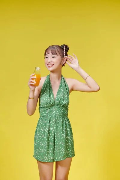 Счастливая Здоровая Азиатская Молодая Женщина Бутылкой Свежего Апельсинового Сока — стоковое фото