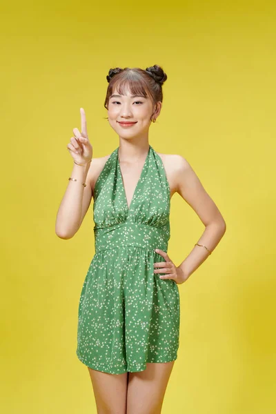 Bela Ásia Mulher Vestindo Elegante Verão Roupas Sorrindo Feliz Apontando — Fotografia de Stock