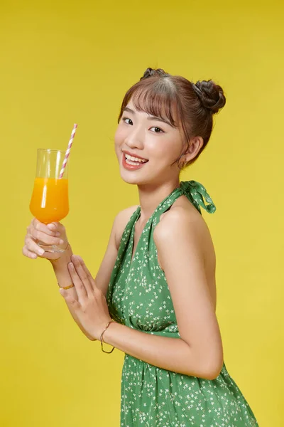 Egy Gyönyörű Ázsiai Zöld Nyári Ruhában Narancslevet Iszik — Stock Fotó