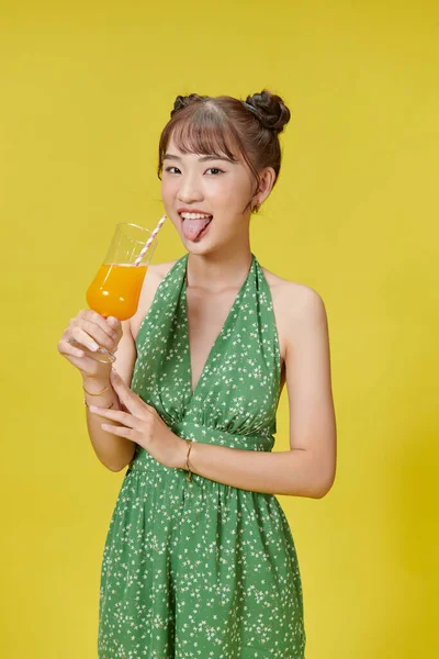 Mulher Beber Suco Bebida Fria — Fotografia de Stock