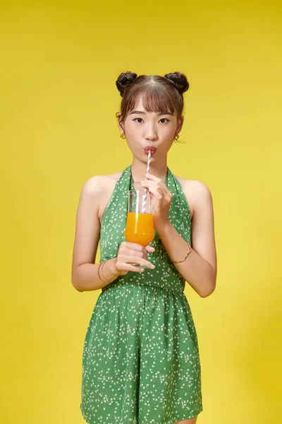Asiática Mujer Bebiendo Jugo — Foto de Stock