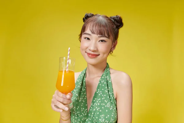 Asiático Mulher Beber Saboroso Cocktail — Fotografia de Stock
