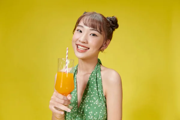 桔子汁的年轻女人 — 图库照片