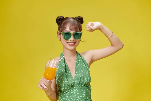 Красивая Молодая Женщина Апельсиновым Соком Желтом Фоне — стоковое фото
