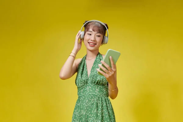 Heureuse Fille Asiatique Portant Des Écouteurs Écoutant Musique Téléphone Mobile — Photo