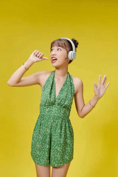 Szczęśliwa Młoda Kobieta Bawiąca Się Podczas Słuchania Muzyki Pomocą Bezprzewodowych — Zdjęcie stockowe