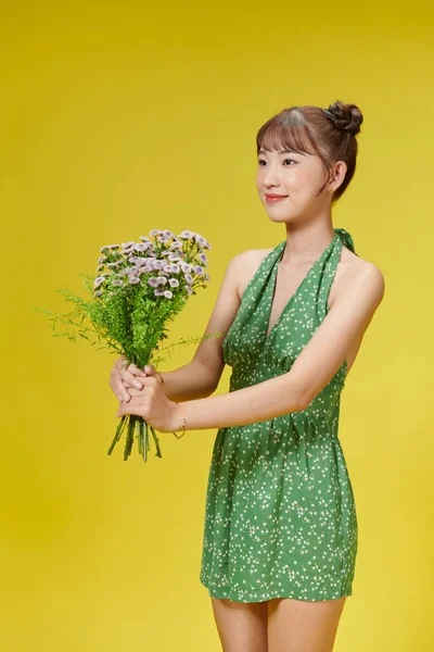Krásná Žena Drží Květiny Kytice Rukou — Stock fotografie