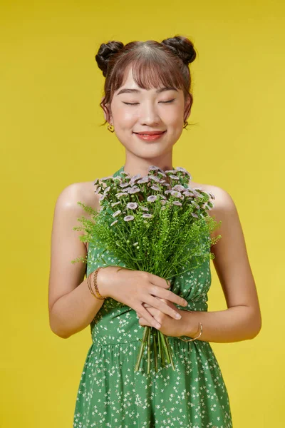 Egy Fiatal Portréja Virágokkal — Stock Fotó