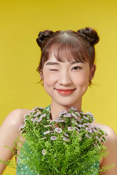 Sorridente Giovane Donna Che Tiene Bouquet Floreale — Foto Stock