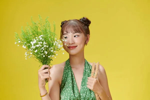 Junges Asiatisches Mädchen Lächelt Hält Blumenstrauß Den Händen — Stockfoto