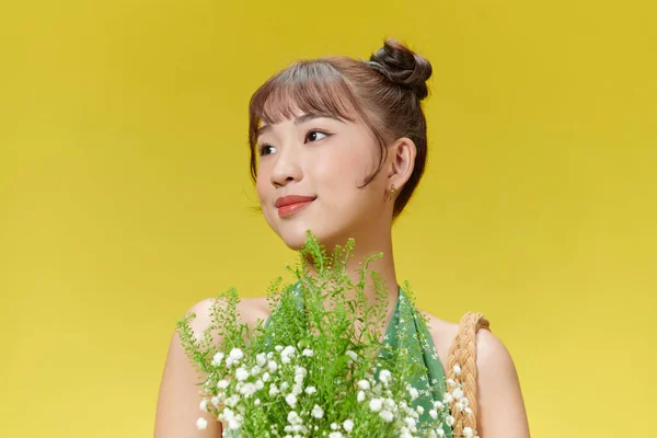 Attraktive Hübsche Mädchen Halten Blumen Isoliert Auf Gelbem Hintergrund — Stockfoto