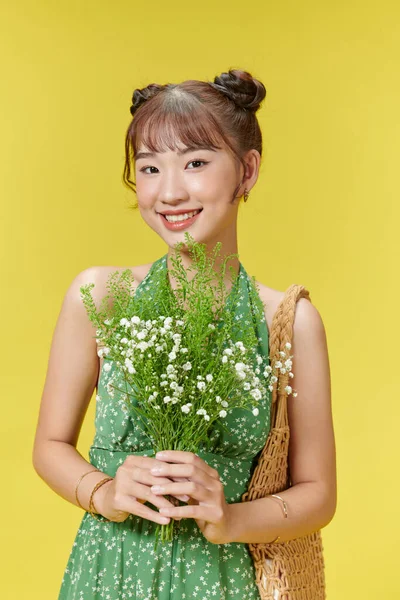 Glückliches Mädchen Lächelt Die Kamera Während Einen Strauß Weißer Blumen — Stockfoto