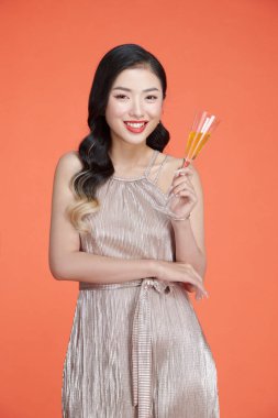 Elinde bir kadeh şampanyayla hayalperest güzel kız. 