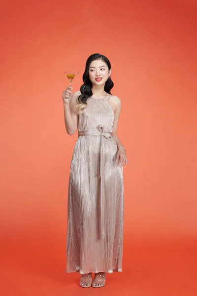 Parlak Bir Akşam Elbisesi Giymiş Elinde Şarap Kadehiyle Güzel Bir — Stok fotoğraf