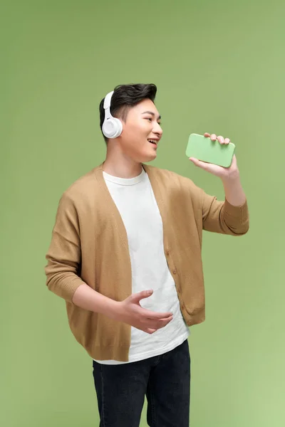 Jeune Homme Asiatique Chante Joyeusement Chanson Préférée Tient Smartphone — Photo