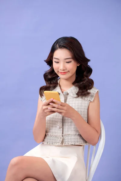 Asiática Mujer Sentada Silla Usando Teléfono Con Una Expresión Feliz —  Fotos de Stock