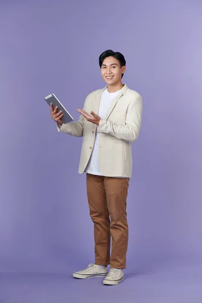 Elinde Dijital Tablet Olan Yakışıklı Bir Genç Mor Arka Planda — Stok fotoğraf